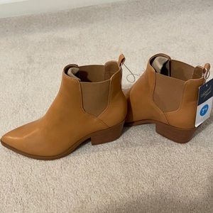 BRAND NEW universal threads heeled booties